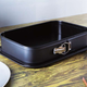 Berlinger Haus Black Rose Collection kapcsos sz�gletes tortaforma tit�n bevonattal, al�t�ttel